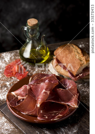 serrano ham and catalan pa amb tomaquet 33878453