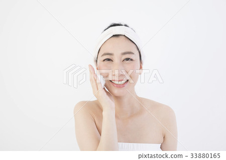 面對洗滌的婦女秀麗秀麗圖像 面對洗滌的婦女秀麗秀麗圖像 33880165