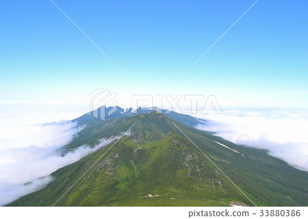 Shiretoko mountain range floating in the sea of clouds Shiretoko mountain range floating in the sea of clouds 33880386