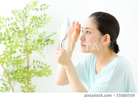 Woman removing eyebrows 33880509