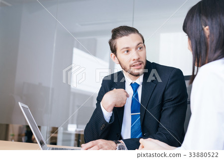 女人和外國人交談 女人和外國人交談 33880522