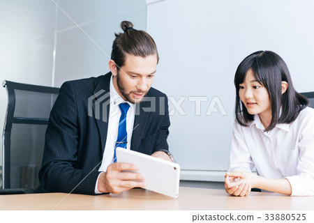 Woman talking with foreign man Woman talking with foreign man 33880525