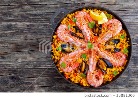 seafood valencia paella with king prawns 33881306