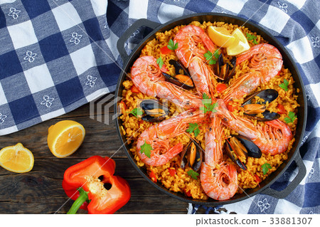 seafood valencia paella with king prawns 33881307