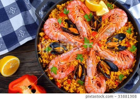 close-up of tasty seafood valencia paella 33881308
