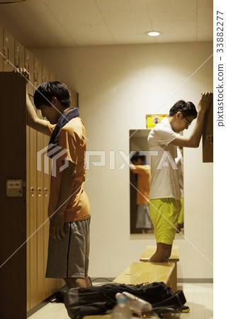 得到年輕的人在更衣室沮喪 得到年輕的人在更衣室沮喪 33882277