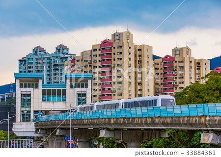 Dahu park station with train arriving 33884361