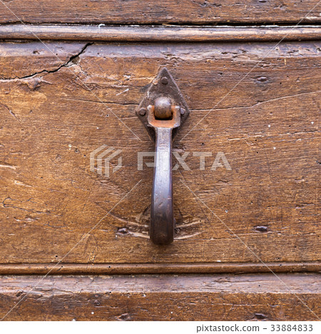 Close up of rustic old door 33884833