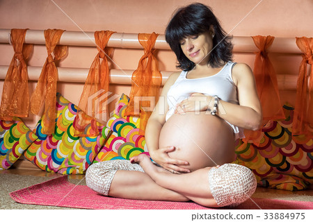 40 week pregnant middle aged woman 33884975