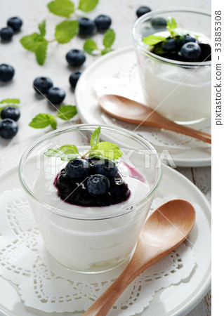 Greek yogurt and blueberry jam 33885308