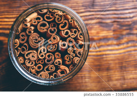 圖庫照片: jar of cinnamon sticks.