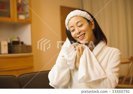 Woman Beauty Skin Care Massage 33888792