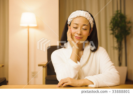 Woman Beauty Skin Care Massage Woman Beauty Skin Care Massage 33888801