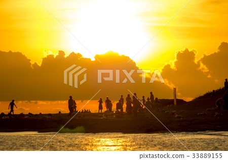 從Miyakojima Yonaha Maehama海灘的日落 從Miyakojima Yonaha Maehama海灘的日落 33889155