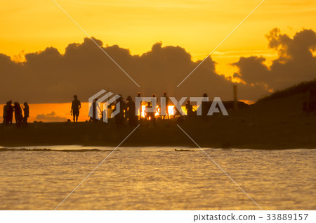 從Miyakojima Yonaha Maehama海灘的日落 從Miyakojima Yonaha Maehama海灘的日落 33889157