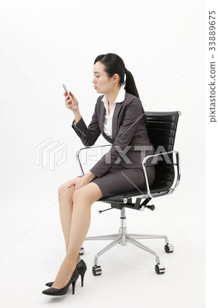 女商人坐辦公室椅子白色背景 33889675