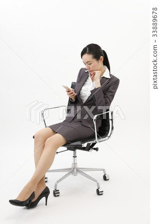 女商人坐辦公室椅子白色背景 33889678