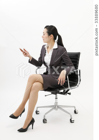 女商人坐辦公室椅子白色背景 33889680