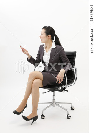 女商人坐辦公室椅子白色背景 33889681