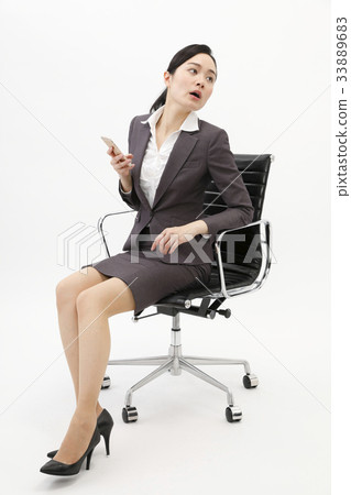 女商人坐辦公室椅子白色背景 33889683