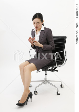 女商人坐辦公室椅子白色背景 33889684