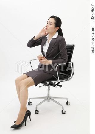 女商人坐辦公室椅子白色背景 33889687