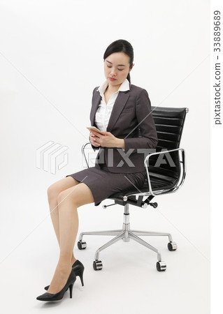 女商人坐辦公室椅子白色背景 33889689
