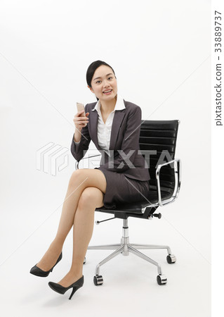 女商人坐辦公室椅子白色背景 33889737