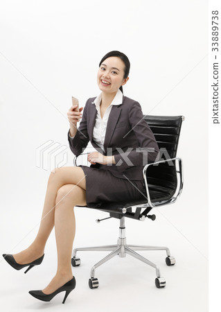 女商人坐辦公室椅子白色背景 33889738