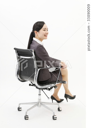 女商人坐辦公室椅子白色背景 33890009