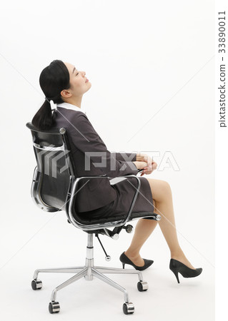 女商人坐辦公室椅子白色背景 33890011