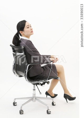 女商人坐辦公室椅子白色背景 33890013