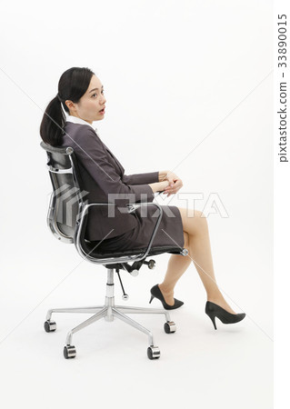 女商人坐辦公室椅子白色背景 33890015