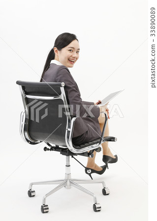 女商人坐辦公室椅子白色背景 33890089