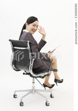 女商人坐辦公室椅子白色背景 33890090