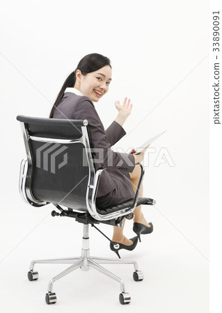 女商人坐辦公室椅子白色背景 33890091