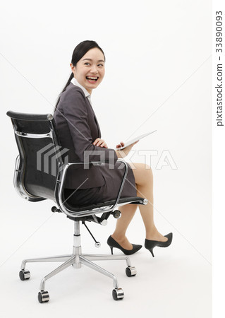 女商人坐辦公室椅子白色背景 33890093