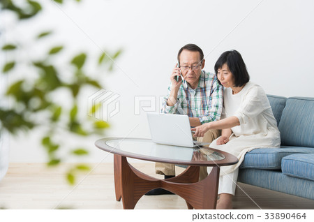 Senior man and woman who operate a personal computer 33890464
