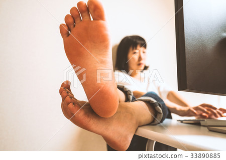工作在書桌上的女商人 33890885