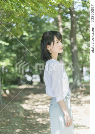 一個女人在森林裡 33890897