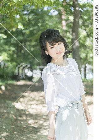 一個女人在森林裡 一個女人在森林裡 33890898