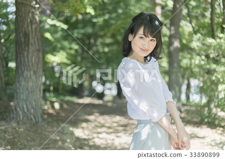 一個女人在森林裡 33890899