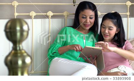 Beautiful mother and pretty daughter sharing happy Beautiful mother and pretty daughter sharing happy 33893908