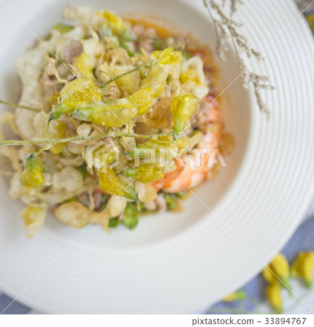 Edible Flower Thai Salad 33894767