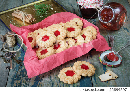 Cookies with jam 33894897