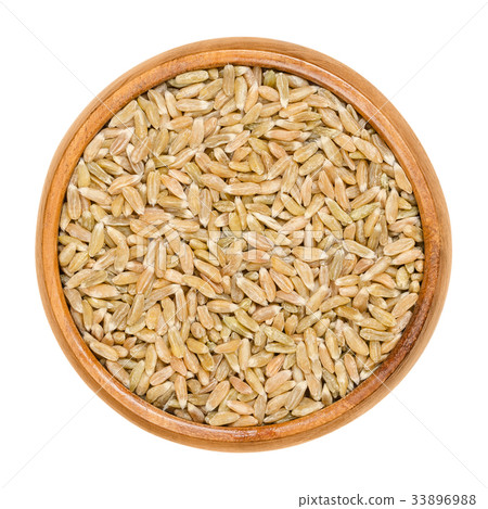 Whole grain green spelt in wooden bowl 33896988