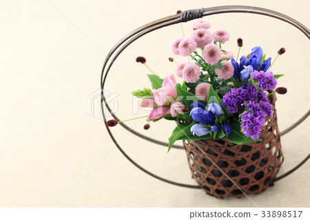 Flower arrangement of autumn 33898517