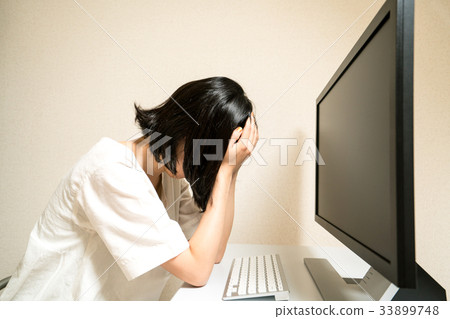 A woman who falls in front of a computer 33899748