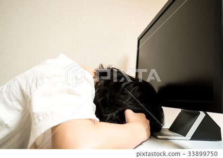 一個落在電腦前的女人 33899750