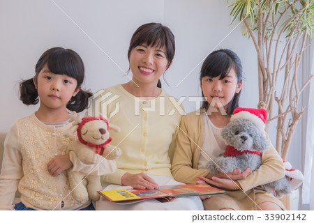 拿著一條被充塞的狗,父母和孩子的姐妹坐沙發,愉快的家庭,溫暖的家庭,家庭坐沙發 拿著一條被充塞的狗,父母和孩子的姐妹坐沙發,愉快的家庭,溫暖的家庭,家庭坐沙發 33902142
